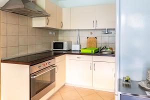 Kuchyňa alebo kuchynka v ubytovaní Zoe apartman