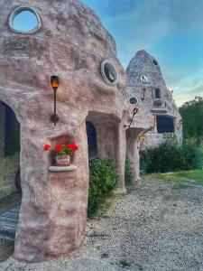 a stone house with a pot of flowers in it at Anemoessa in Synikia Mesi Trikalon