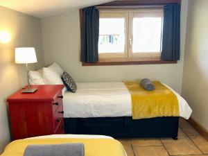 um pequeno quarto com uma cama e uma janela em Penthouse Apartment, 2 Bedroom, 2 Bathroom em Chamonix-Mont-Blanc