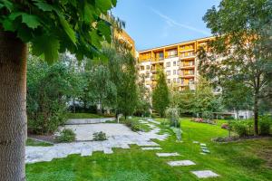 einen Garten vor einem Gebäude in der Unterkunft Zoe apartman in Budapest