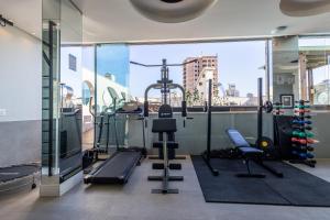 un gimnasio con vistas a la ciudad en Nilmare Apartamentos e Suites para suas Férias, en Itapema