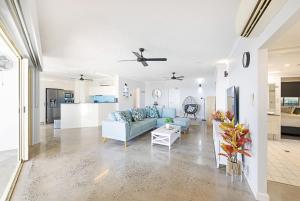 The lobby or reception area at Seaside Serenity Tranquil Retreat in Scenic Cullen Bay