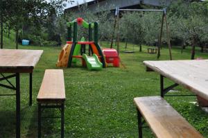 Aire de jeux pour enfants de l'établissement Agriturismo Corte dei Fiori
