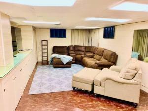 ein Wohnzimmer mit einem Sofa und einem Tisch in der Unterkunft Peoria Speedway Rocky Glen Bradley Park 4bdrm Home 