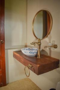 La salle de bains est pourvue d'un lavabo et d'un miroir sur un comptoir. dans l'établissement Villa Mipa Hotel y Restaurante, à Pueblo Bello