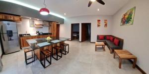 cocina y sala de estar con sofá y mesa en Ballena Paradise Condos, en Uvita
