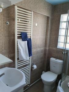 ein Badezimmer mit einem WC, einem Waschbecken und einem Spiegel in der Unterkunft Apartment ,,The Mall Athens" in Athen