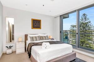 Ένα ή περισσότερα κρεβάτια σε δωμάτιο στο Waterfront Resort-Style Living at Glenelg Beach +9 φωτογραφίες