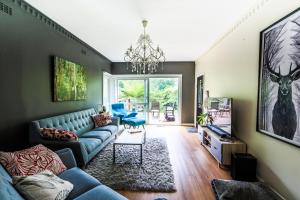 sala de estar con sofá y mesa en Welcome on Wellington, en Warburton