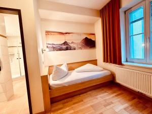 Ein Bett oder Betten in einem Zimmer der Unterkunft TirolerHof Dölsach