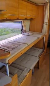 Kiwi Caravan Experience في موتويكا: سرير بطابقين في مقصورة مفتوحة من القطار