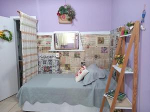 伊塔波阿的住宿－Pernoites no Ateliê La Rosa II，一间小卧室,配有一张床和镜子