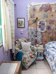 伊塔波阿的住宿－Pernoites no Ateliê La Rosa II，一间卧室设有紫色的墙壁、椅子和镜子