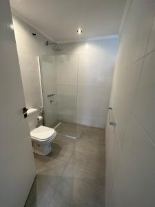 La salle de bains est pourvue de toilettes et d'une douche à l'italienne. dans l'établissement Mar y Cielo, à Necochea