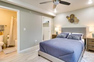 een slaapkamer met een bed en een plafondventilator bij Beautiful Fontana Apartment Convenient Location! in Fontana