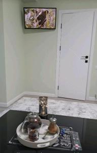 Un televizor și/sau centru de divertisment la Airport.24/24