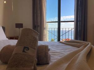 - une chambre avec un lit et une vue sur l'océan dans l'établissement Forum Ocean View Apartment, à Funchal