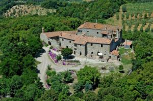 una vista aérea de una casa en una montaña en Borgo La Civitella, en Roccastrada