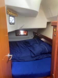 1 cama en una habitación pequeña en un barco en Le Voilier dans la baie des Saintes en Terre-de-Haut