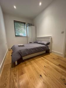 Krevet ili kreveti u jedinici u objektu Cozy Modern Apartment in Croydon Central