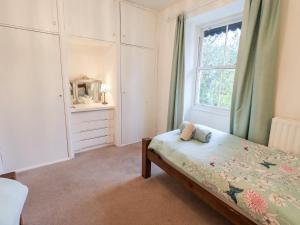 1 dormitorio con cama y ventana en Walkers Rest en Windermere