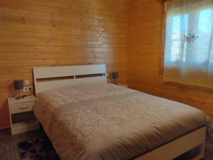 sypialnia z łóżkiem w drewnianym domku w obiekcie Los Tréboles w mieście Bocigas