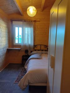 BocigasにあるLos Trébolesのログキャビン内のベッドルーム1室(ベッド2台付)