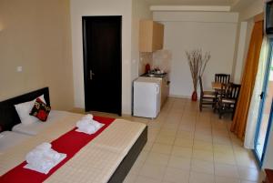Ένα ή περισσότερα κρεβάτια σε δωμάτιο στο Iliovasilema Hotel +3 φωτογραφίες