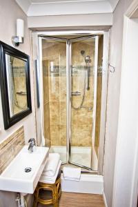 A bathroom at Wards Hotel & Restaurant 