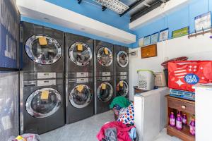 szereg pralek w pralni w obiekcie Diamond Hall Cebu - 202 w Cebu