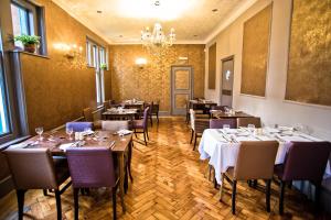 une salle à manger avec des tables et des chaises ainsi qu'un lustre dans l'établissement Wards Hotel & Restaurant, à Folkestone