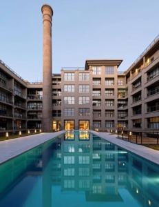 an empty swimming pool in front of a building at Loft luminoso en Capital Federal in Buenos Aires