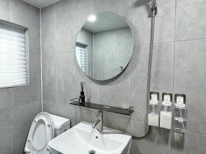 テジョンにあるCozy Uのバスルーム(トイレ、洗面台、鏡付)