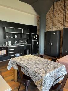 cocina con mesa y sillas en una habitación en Loft luminoso en Capital Federal en Buenos Aires