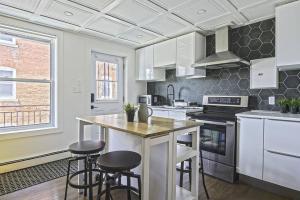 Kuchyň nebo kuchyňský kout v ubytování Downtown Prestige: Parking, King Bed, Sleeps 6