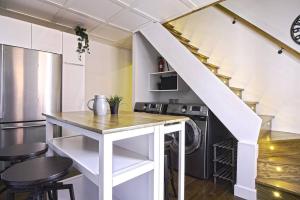 Kuchyň nebo kuchyňský kout v ubytování Downtown Prestige: Parking, King Bed, Sleeps 6 + 5 fotografií