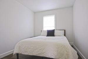 Postel nebo postele na pokoji v ubytování Downtown Prestige: Parking, King Bed, Sleeps 6