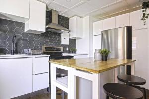 Kuchyň nebo kuchyňský kout v ubytování Downtown Prestige: Parking, King Bed, Sleeps 6