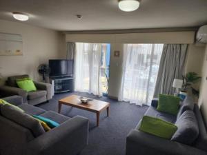 uma sala de estar com dois sofás e uma mesa de centro em Nelson Bay Breeze em Nelson Bay