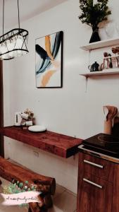 cocina con encimera de madera en la pared en El Nissi Family Cabin (Condo Beside Enchanted Kingdom), en Santa Rosa