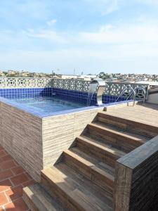 a swimming pool on the roof of a building at Região dos Lagos - casa para temporada in São Pedro da Aldeia