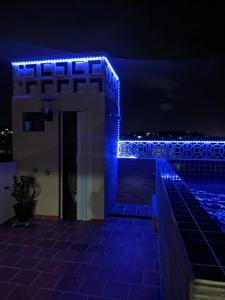 um edifício coberto de luzes azuis à noite em Região dos Lagos - casa para temporada em São Pedro da Aldeia