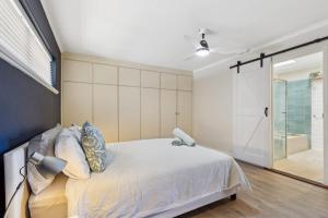 1 dormitorio con cama grande y ducha en The Views Beach House Pet friendly WiFi, en McCracken