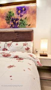 Кровать или кровати в номере Luxurious 2 bedroom apartment - Ariyana Resort Apartments -Athurugiriya