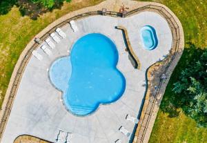 una vista dall'alto di una piscina in un parco di Gorgeous Lake Cabin Hot Tub a Branson
