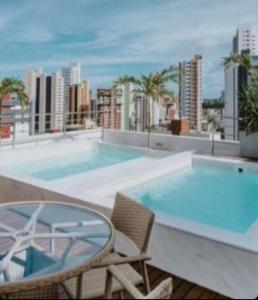 una gran piscina en la azotea de un edificio en MANAÍRA APART HOTEL en João Pessoa
