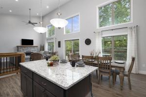 una cucina e un soggiorno con tavolo e sedie di Gorgeous Lake Cabin Hot Tub a Branson