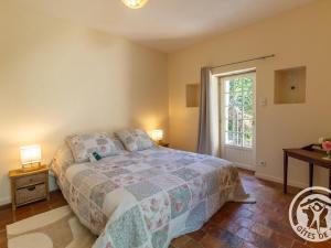 um quarto com uma cama e uma janela em Gîte Denée, 2 pièces, 2 personnes - FR-1-622-37 em Denée