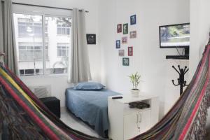 1 dormitorio con cama y ventana en Meu Cantinho, en Río de Janeiro