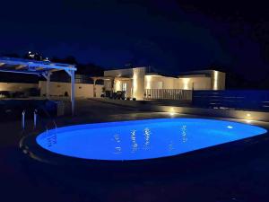 ein Schwimmbad vor einem Haus in der Nacht in der Unterkunft Family friendly house with a swimming pool Sibenik - 21484 in Šibenik